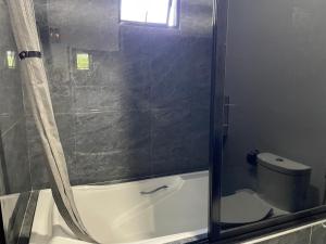 Guesthouse Two-Storey 6 Bedrooms 5 Bathrooms
