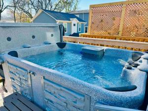 Hot Tub Game Room Rooftop Fire Pit Uptown