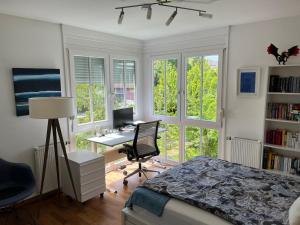 Privatzimmer, eigenes Bad, ruhig, U-Bahn in der Nähe, Women only