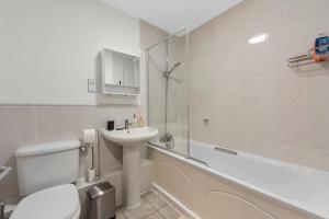 Modern Riverside 2BR - Free Early Check in & Late Checkout Available