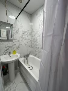 top floor 2 bedroom flat miles NW1