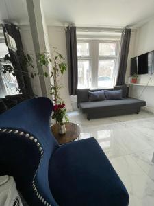 top floor 2 bedroom flat miles NW1
