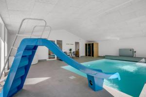 Luxury Pool House For 20 People With Activity Room And 6-Person Outdoor Spa