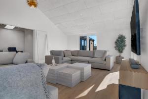 Luxury Pool House For 20 People With Activity Room And 6-Person Outdoor Spa