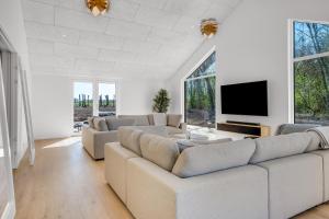 Luxury Pool House For 20 People With Activity Room And 6-Person Outdoor Spa