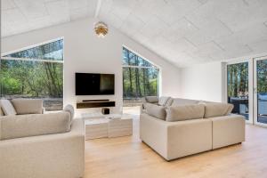 Luxury Pool House For 20 People With Activity Room And 6-Person Outdoor Spa