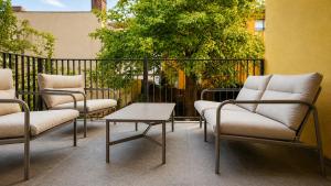 Noble Contrast - Vivien Apartments Character & Atmosphere