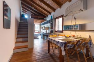 Nave de lAcquavita - Nautical Venice Retreat - Canal View &14min to San Marco