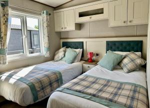 Exclusive Lakeside Holiday Lodge with Hot tub and Private Fishing Peg at Tattershall Lakes
