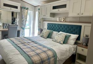 Exclusive Lakeside Holiday Lodge with Hot tub and Private Fishing Peg at Tattershall Lakes