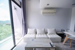 Floor-to-Ceiling Mountain View Loft Naiharn