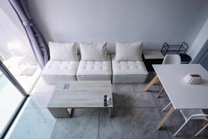 Floor-to-Ceiling Mountain View Loft Naiharn