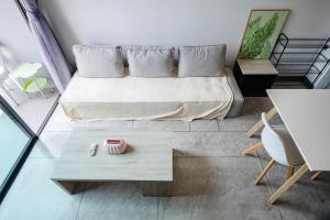Floor-to-Ceiling Mountain View Loft Naiharn