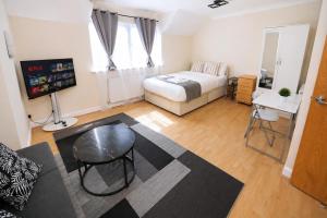 Greenhithe Entire House Sleeps 6 Free Parking