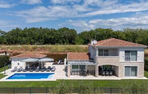 Amazing Home In Deklici