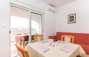 Gorgeous Apartment In Rogoznica With Wifi