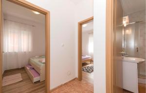 Gorgeous Apartment In Rogoznica With Wifi