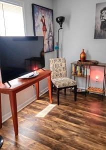 Tiny Palace - 1-Bedroom Apartment - Multi-Week Stay - Pool - Washer-Dryer - Dog-friendly with fee for 1 Family Pet