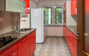 Cozy Home In Vardica With Sauna