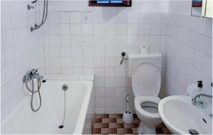 Cozy Apartment In Dramalj With Wifi