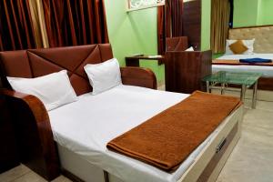 HOTEL #Golden Bliss# With Lift Facility Just Near To Railway Station Free Wifi & Good Service