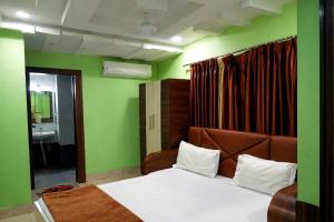 HOTEL #Golden Bliss# With Lift Facility Just Near To Railway Station Free Wifi & Good Service