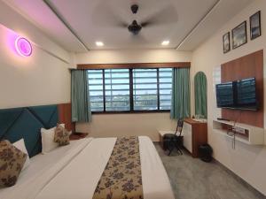 HOTEL EARTH INN, Subhash Bridge, RTO Circle, Ahmedabad