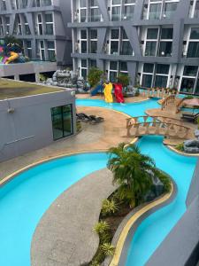 Floor-to-Ceiling Mountain View Loft Naiharn