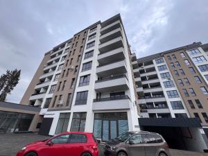 Modern 1BR Apartment, Spacious Balcony, Fast WiFi & Free Parking