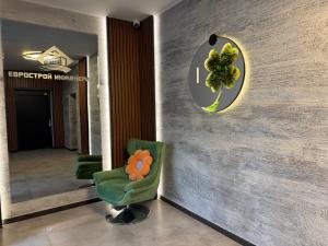 Modern 1BR Apartment, Spacious Balcony, Fast WiFi & Free Parking