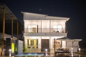 4BHK Unique Farm House - Luxury Farm Stay Noida