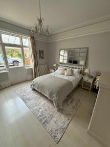 Guildford Apartment with Free Parking & Garden