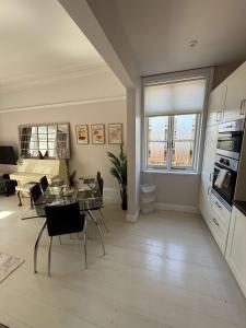Guildford Apartment with Free Parking & Garden