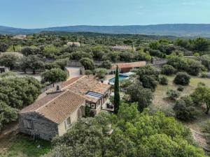 Mas provençal avec piscine à 10 minutes à pieds du village de Gordes