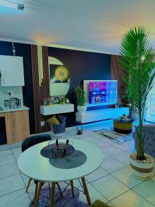 OR Tambo Airport Transit Oasis - COZY HOME in Greenpark