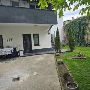 R.I.Š.-Rest in Šiška Duplex
