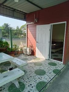 Baan Chaiy khong บ้านชายคลอง