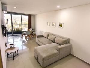 2BR 2BA con Balcon en L y Vista Abierta, Piscina 360 Piso 27, a Pasos del Mar y Murallas