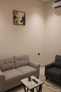 One-bedroom apartment with living room and double bed in Al-Dhubbat neighborhood #16