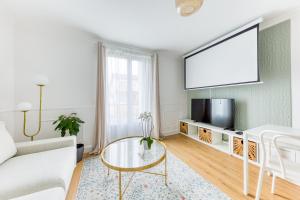 6 people RER A Disney-Paris video-projector Wifi