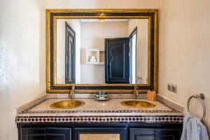 Exclusive Marrakech Palace Villa 6 Luxury Suites, Private Pool, Full Privacy, Breakfast