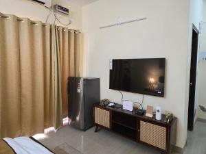 Vrinda Kunj Nest Elegant Studio Near Prem Mandir