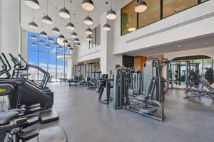 Ocean View 1BR with Balcony Pool & Gym Near Beach