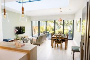 Stylish 3 Bedroom Home Near Tube with Garden