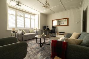 Stylish 3 Bedroom Home Near Tube with Garden