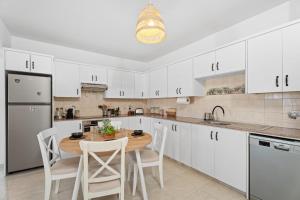Too Coool 2 Bedroom Apartment Ellia
