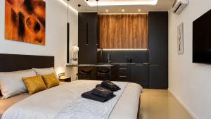 Golden Balance - Vivien Apartments Character & Atmosphere