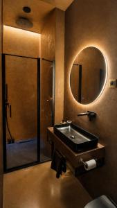 Golden Balance - Vivien Apartments Character & Atmosphere