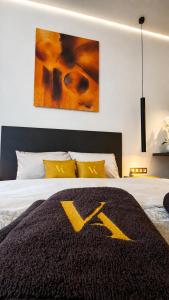 Golden Balance - Vivien Apartments Character & Atmosphere