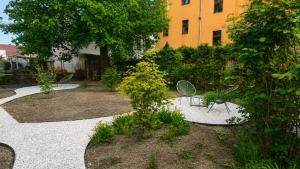 Golden Balance - Vivien Apartments Character & Atmosphere